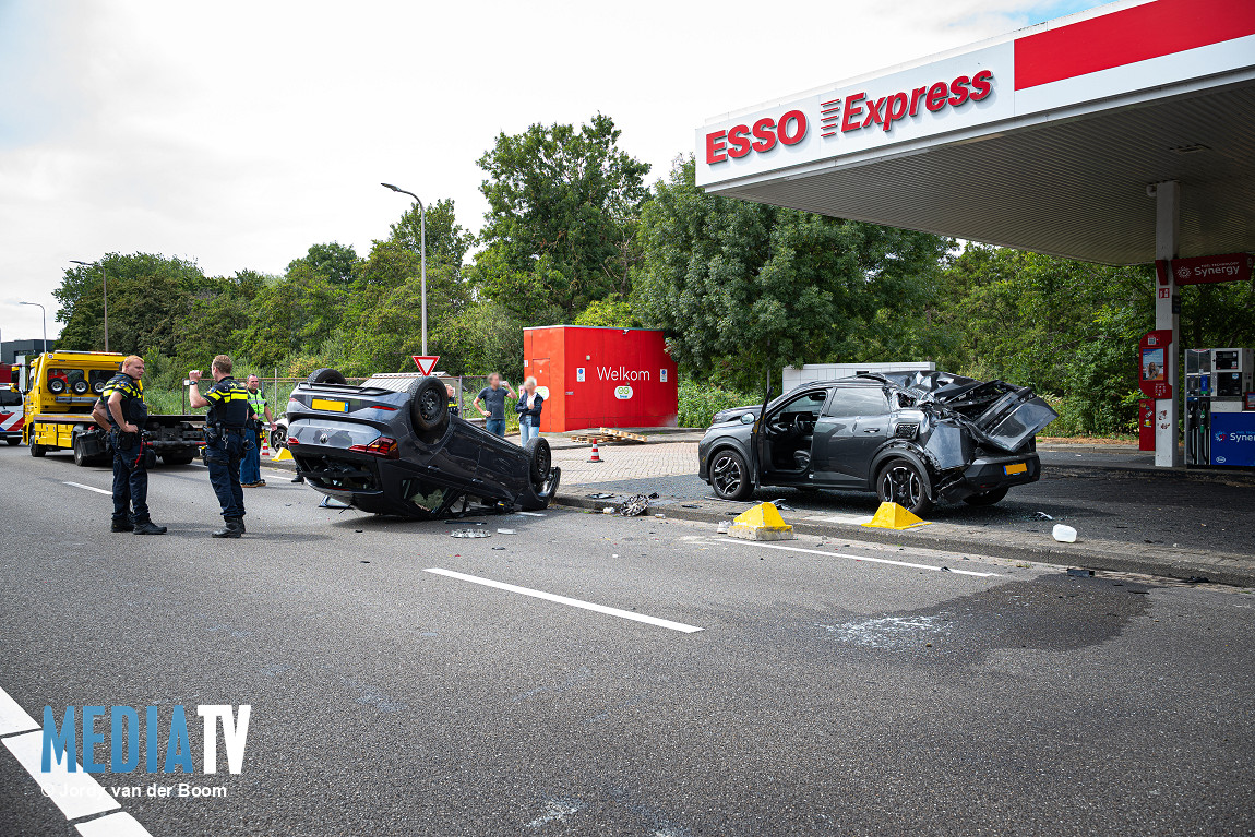 Auto gelanceerd en belandt boven op andere auto op N218