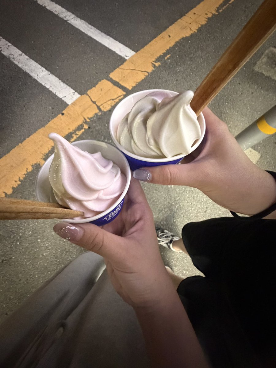 mm_1u's tweet photo. ウォーキングのご褒美にお友達と桃のアイス🍨🍑♡
プラマイプラスになっちゃいますか？💦笑 https://t.co/tvcQwvhNTI