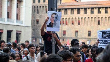 Judy201010's tweet photo. The death of a Moroccan man in police custody has sparked protests – some violent – in the northern city of Bologna, Italy, after video of the incident showing officers forcefully subduing the man circulated online. https://t.co/jSDMBkjPNa