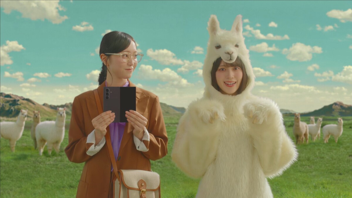 natalie_mu's tweet photo. イコラブ佐々木舞香がアルパカと化し野口衣織が通訳、
画面の中には大谷映美里　ソフトバンクCMで
https://t.co/OOj9WMYoT6

#イコラブ https://t.co/nFPT6qXqX3