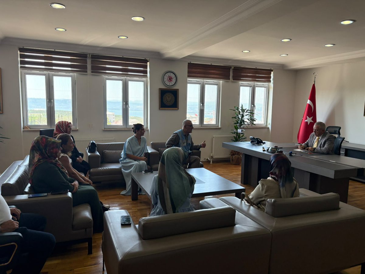 Dernek412's tweet photo. Dernek başkanımız Abdulsamet Elden öncülüğünde ilçemize yeni atanan kaymakamımız sn Resul Çelik beyi ziyaret ederek dernek faaliyetleri ve bundan sonra yapılacak çalışmalar hakkında bilgi verdiler,kaymakamıza hoş geldiniz diyor başarılar diliyoruz 
@tcdilovasi https://t.co/iwWnwmCoLC