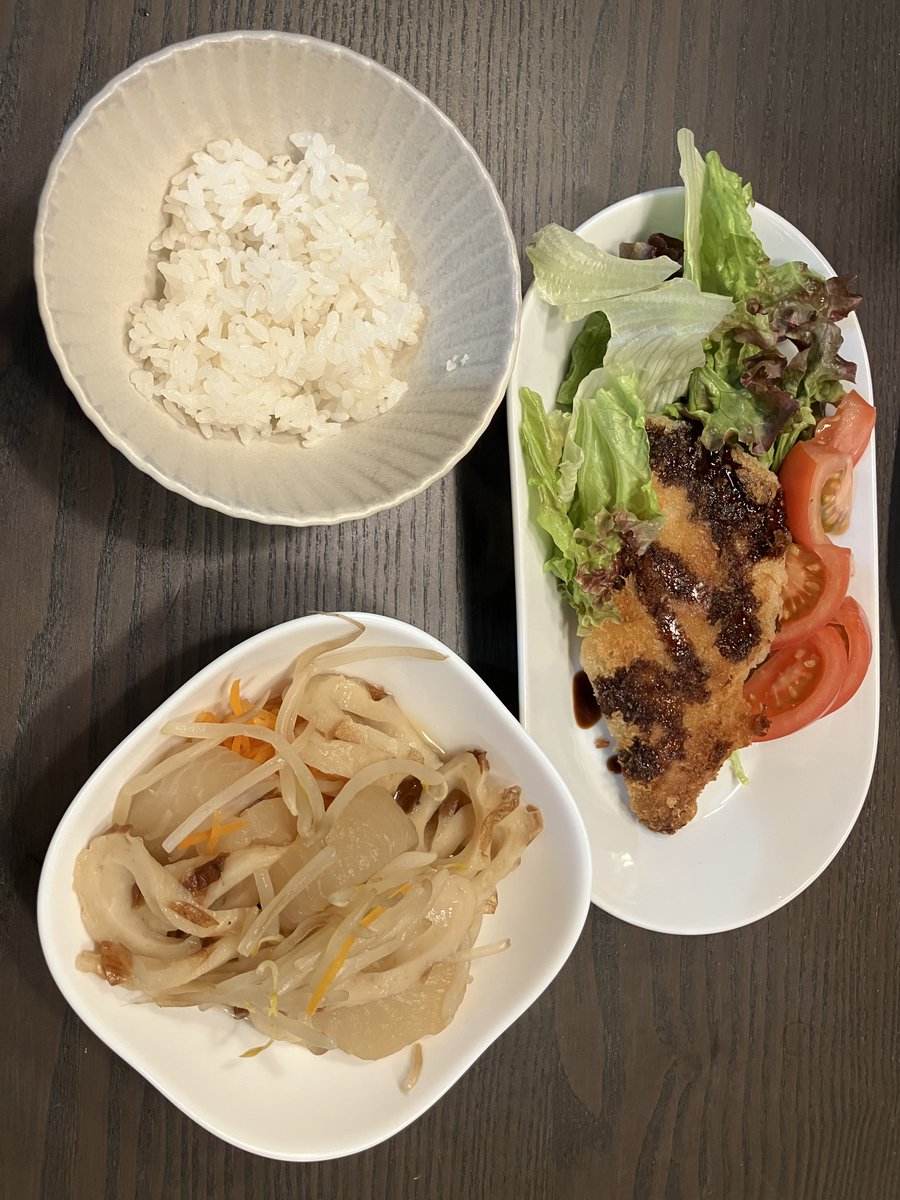 wormama_miiko's tweet photo. ヨシケイ3日目！「フライパンで！長崎産あじフライ/焼ちくわと大根の煮もの」個人的に好きなメニュー。下ごしらえ済の大根がいい感じ、子どもたちも6割方食べていたので満足。ただ、どうしても時間は倍かかる〜公式15分→実測28分…料理中にYoutubeとか観てるからいけない😂 https://t.co/CVmgNZXds9