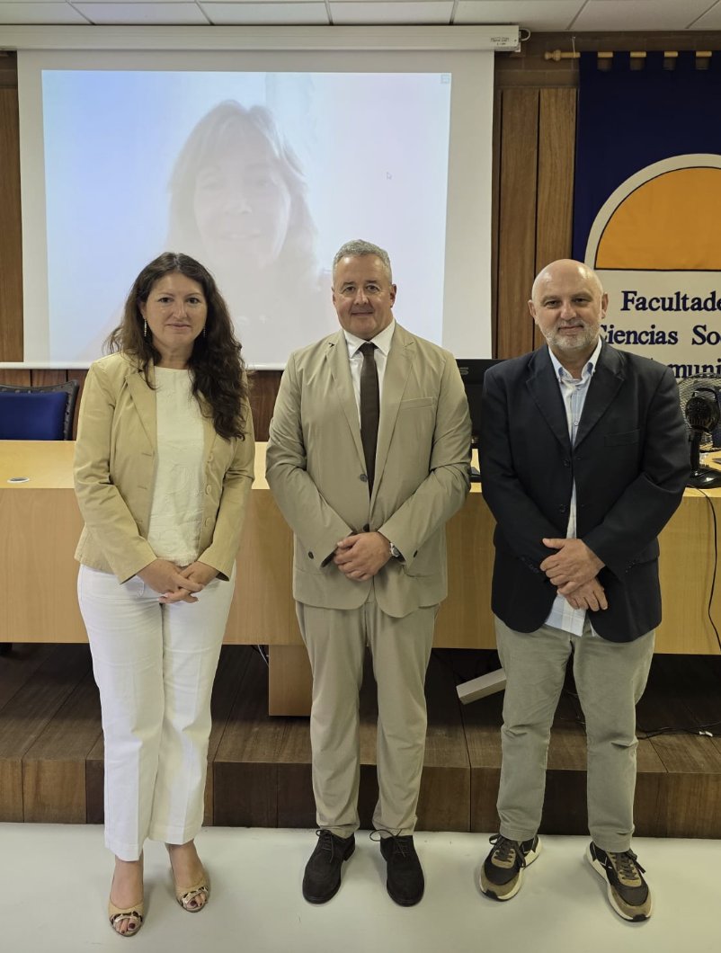 bellapalomo's tweet photo. En julio siguen celebrándose actos memorables en la #universidad🧑‍🎓. Ayer en #Pontevedra tuve el placer de participar en el concurso de cátedra en @fcom_uvigo de José Rúas Araujo, profesor comprometido con la comunicación política y la lucha contra la desinformación. Enhorabuena! https://t.co/K2yjyTcy57
