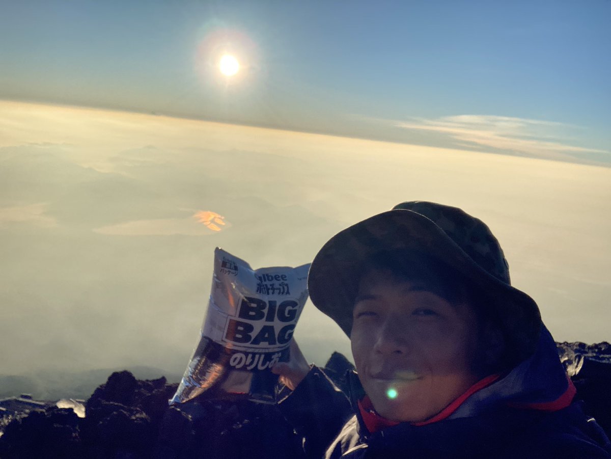 MASAKI_Director's tweet photo. 富士山山頂に来ました🗻

今年もポテチはパンパン　笑
天気良くてよかった👍 https://t.co/NxBdNDUK2T