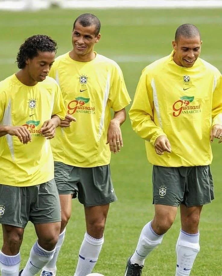 futbolrites's tweet photo. Brazil training in Ulsan for the world cup (1st June 2002) https://t.co/MLDOI6WciJ