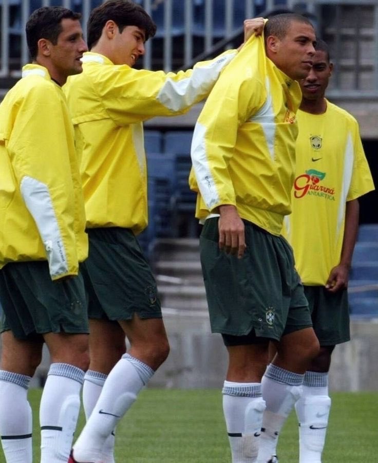 futbolrites's tweet photo. Brazil training in Ulsan for the world cup (1st June 2002) https://t.co/MLDOI6WciJ