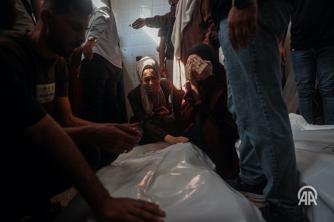 anadoluimages's tweet photo. Relatives of Palestinians, who lost their lives after the Israeli attack on a civilian vehicle despite ceasefire agreement in Nuseirat refugee camp, mourn during funeral process in Deir al-Balah
https://t.co/UIC432kFO4

📸: Abdalhkem Abu Riash https://t.co/WB2KsCvJQa