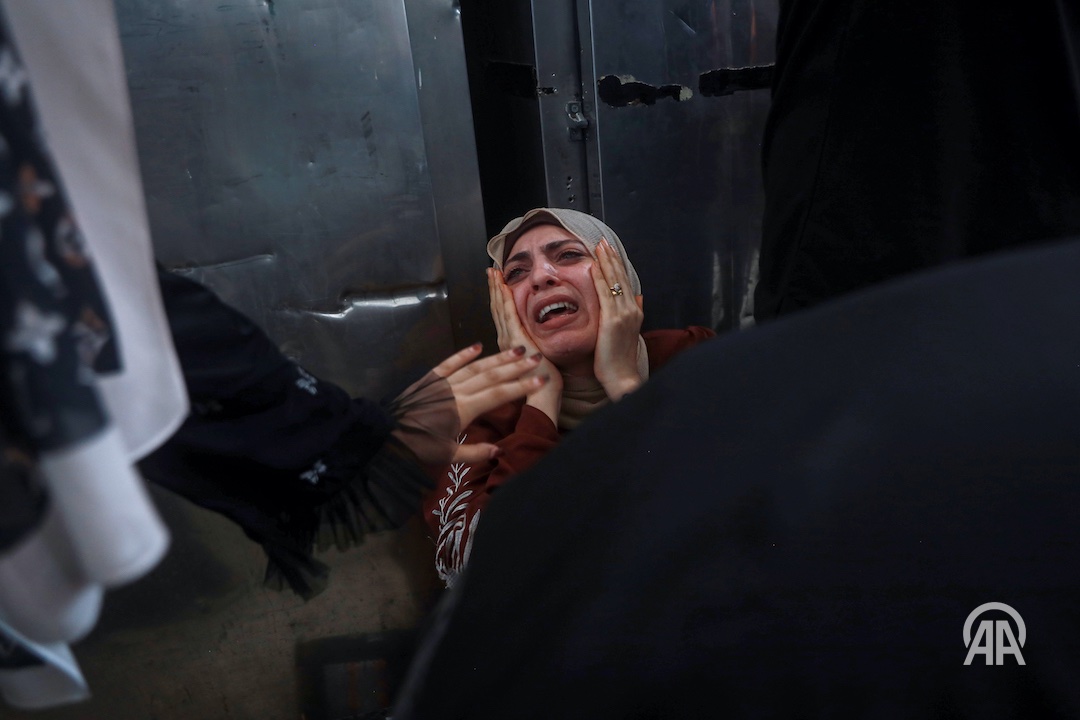 anadoluimages's tweet photo. Relatives of Palestinians, who lost their lives after the Israeli attack on a civilian vehicle despite ceasefire agreement in Nuseirat refugee camp, mourn during funeral process in Deir al-Balah
https://t.co/UIC432kFO4

📸: Abdalhkem Abu Riash https://t.co/WB2KsCvJQa