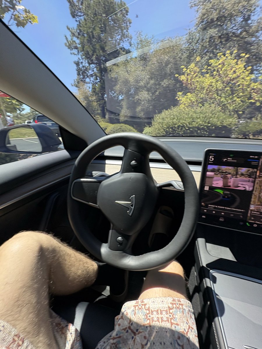 vidyavisions's tweet photo. 14 lite actually went through the drive thru at In-N-Out! Had parking destination set to pull over. It even stopped for the order taker. Had to tap the accelerator a couple times but now it’s handling it by itself like a pro! It did not go thru the drive thru at Chick-fil-a yesterday even tho I had it set to pull over as well. I was on .10 today I’m on .11

Very cool!
#v14lite