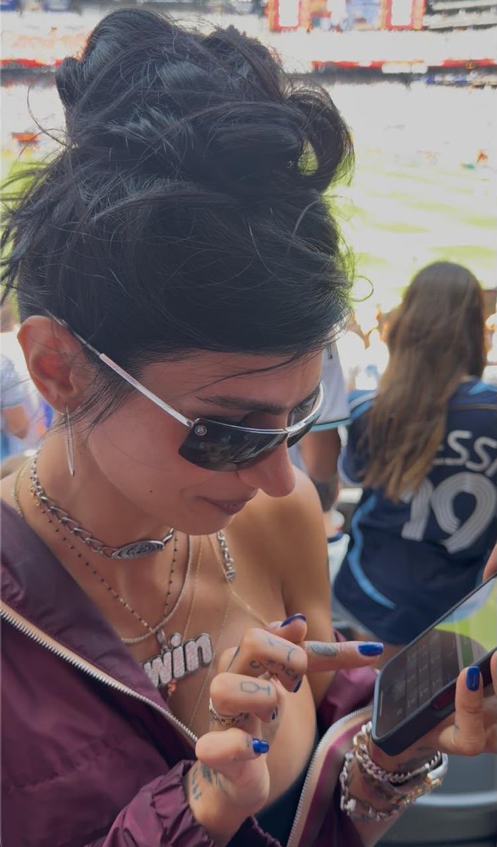 TlatoaniAztec's tweet photo. Mientras otras celebridades volvieron a fallar en sus apuestas, Mia Khalifa se llevó 1,65 millones de dólares tras apostar por la victoria de España en la final del Mundial de 2026.

Curiosamente, esta es la segunda apuesta consecutiva que Mia gana apostando en España. Después del partido entre España y Austria, fue vista luciendo una nueva cadena de diamantes. Según los rumores, se trataba de un regalo de bienvenida tras unirse a un exclusivo club para jugadores VIP.