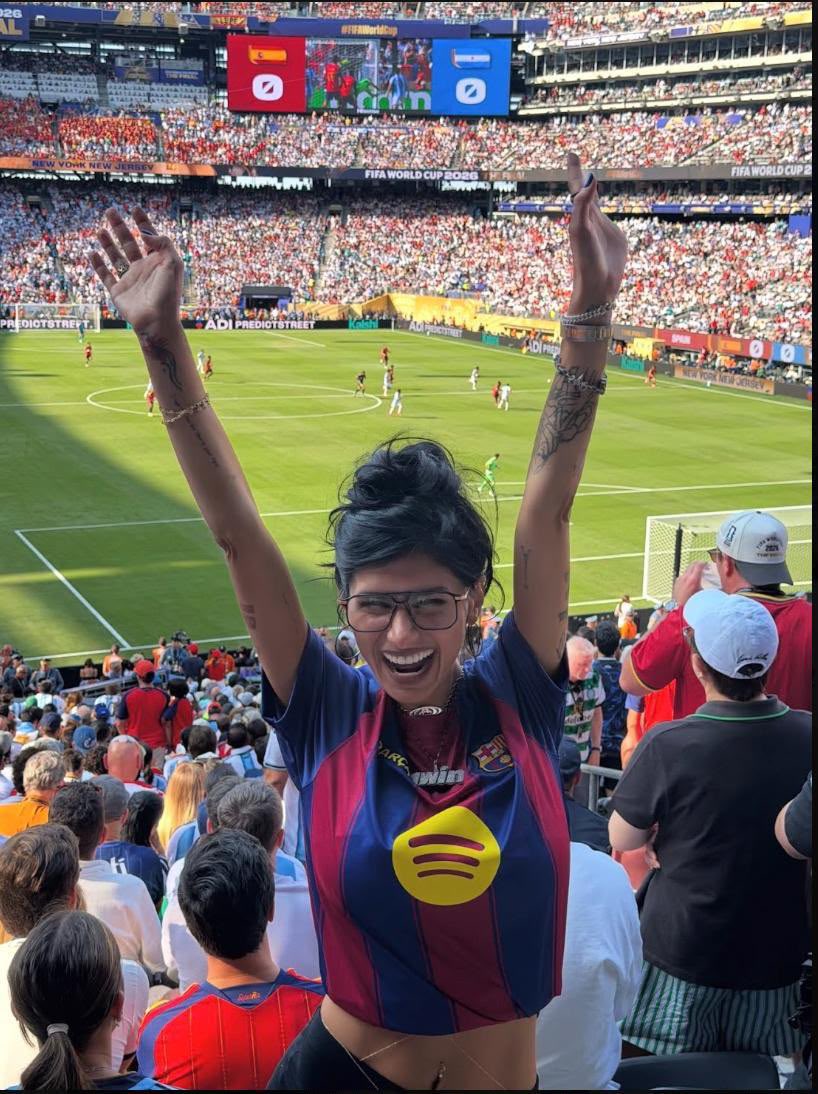 TlatoaniAztec's tweet photo. Mientras otras celebridades volvieron a fallar en sus apuestas, Mia Khalifa se llevó 1,65 millones de dólares tras apostar por la victoria de España en la final del Mundial de 2026.

Curiosamente, esta es la segunda apuesta consecutiva que Mia gana apostando en España. Después del partido entre España y Austria, fue vista luciendo una nueva cadena de diamantes. Según los rumores, se trataba de un regalo de bienvenida tras unirse a un exclusivo club para jugadores VIP.