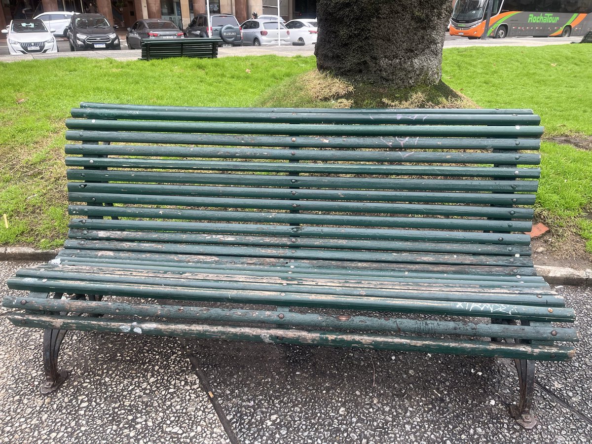 Almaok2025's tweet photo. Hoy caminé por la Plaza Independencia,la Plaza mas importante de la capital,estos son los bancos que muestran el abandono,además de ser una Plaza que no ofrece ningún atractivo,sacando el monumento y la puerta de la Ciudadela,no se le plantan flores,faroles rotos,yo me pregunto los bancos que se compraron para la rotonda de la Plaza Zabala,450 mil dólares?a que barbacoa o parrillero fueron a parar,no era mas importante poner bancos nuevos en esta Plaza,por toda la ciudadanía y por el turismo,digo nomas