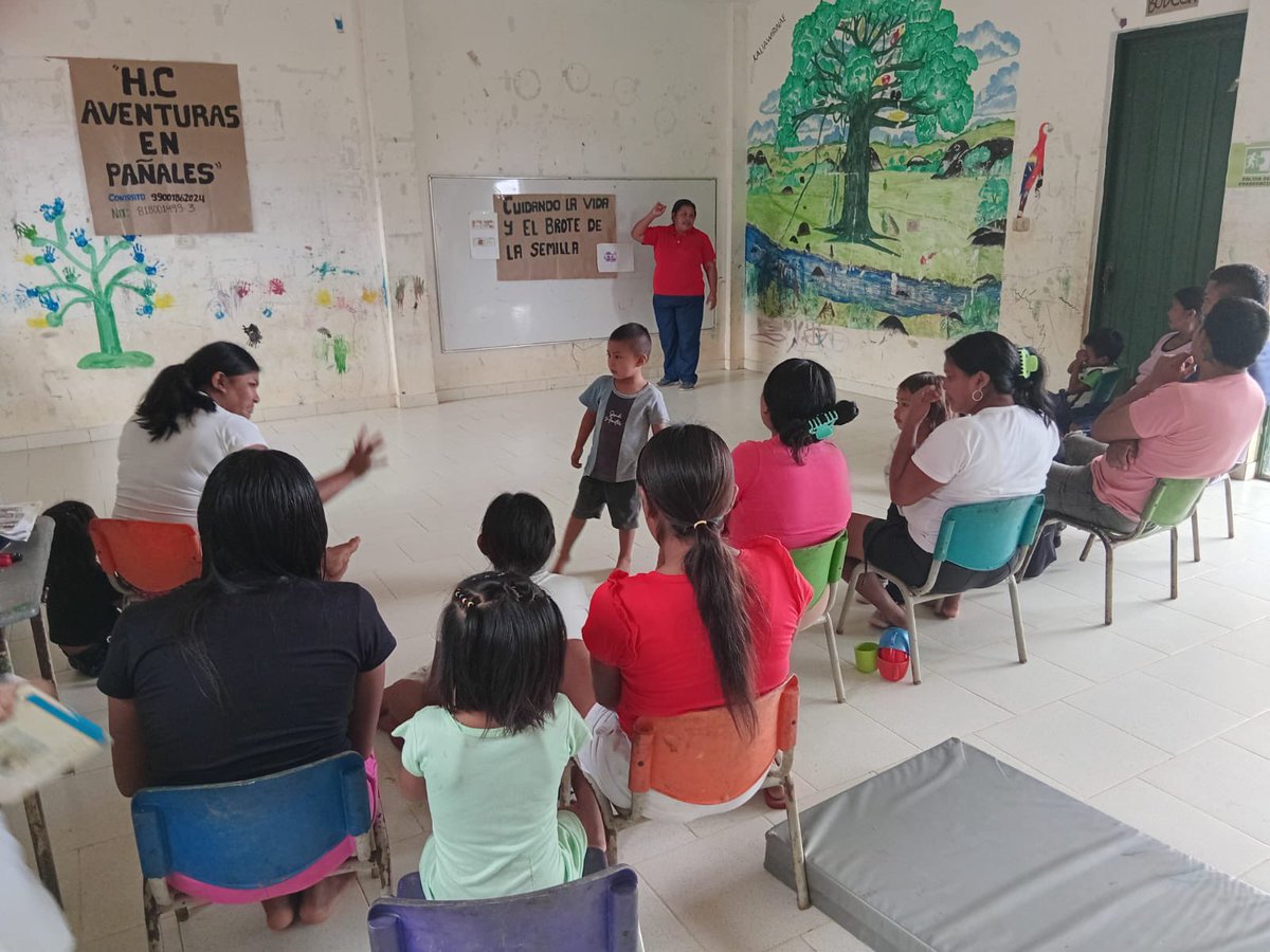 ICBFColombia's tweet photo. #BienestarVichada | En el Hogar Comunitario Aventuras en Pañales, de Cumaribo, se realizó el encuentro de Escuela de Padres en el que abordamos las pautas de crianza para favorecer el desarrollo integral de niñas y niños. ¡Promovemos entornos protectores desde el hogar! https://t.co/qrPXYCRvpb