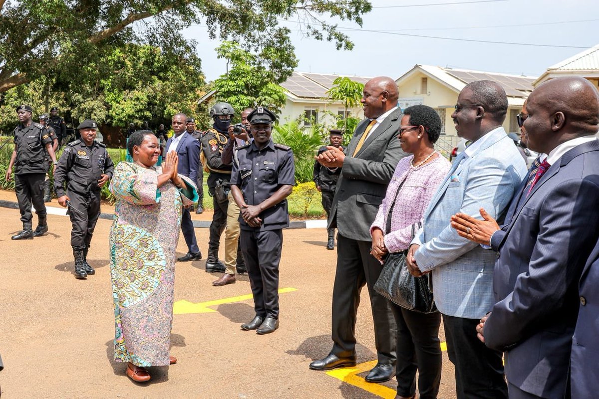 dokolopost's tweet photo. Prime Minister Robinah Nabbanja, representing President Museveni, unveiled the EAC Regional Centre of Excellence in Virology during UVRI's 90th anniversary in Entebbe. Government reaffirmed its commitment to funding research and innovation.
#UVRI90 | #DokoloPostUpdates https://t.co/nlLVCjs4jn