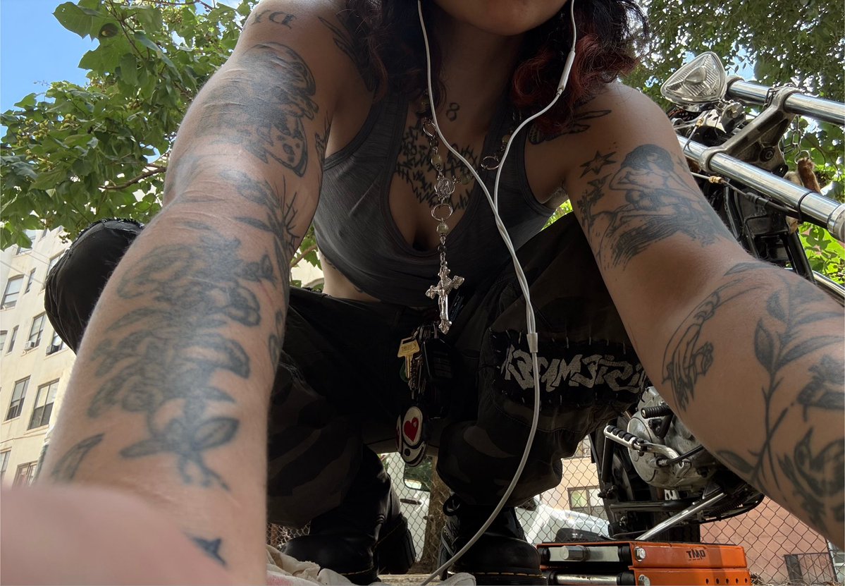 ineedaciig's tweet photo. it’s hot today https://t.co/ombjbJb4qC