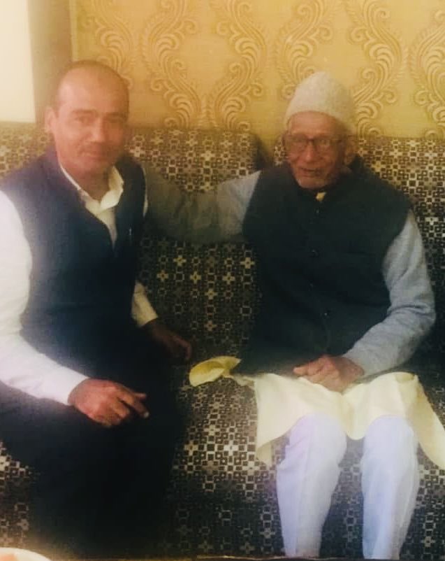 AyubShekason's tweet photo. उत्तरप्रदेश के आजमगढ़ निजामाबाद से निहायत ईमानदार समाजवादी विधायक आलम बदी साहब के निधन की खबर बेहद ही क्षुब्ध कर देने वाली है, इनकी शख़्सियत उनसे आदर्श लेने वाली थी… https://t.co/koSlwfioWJ