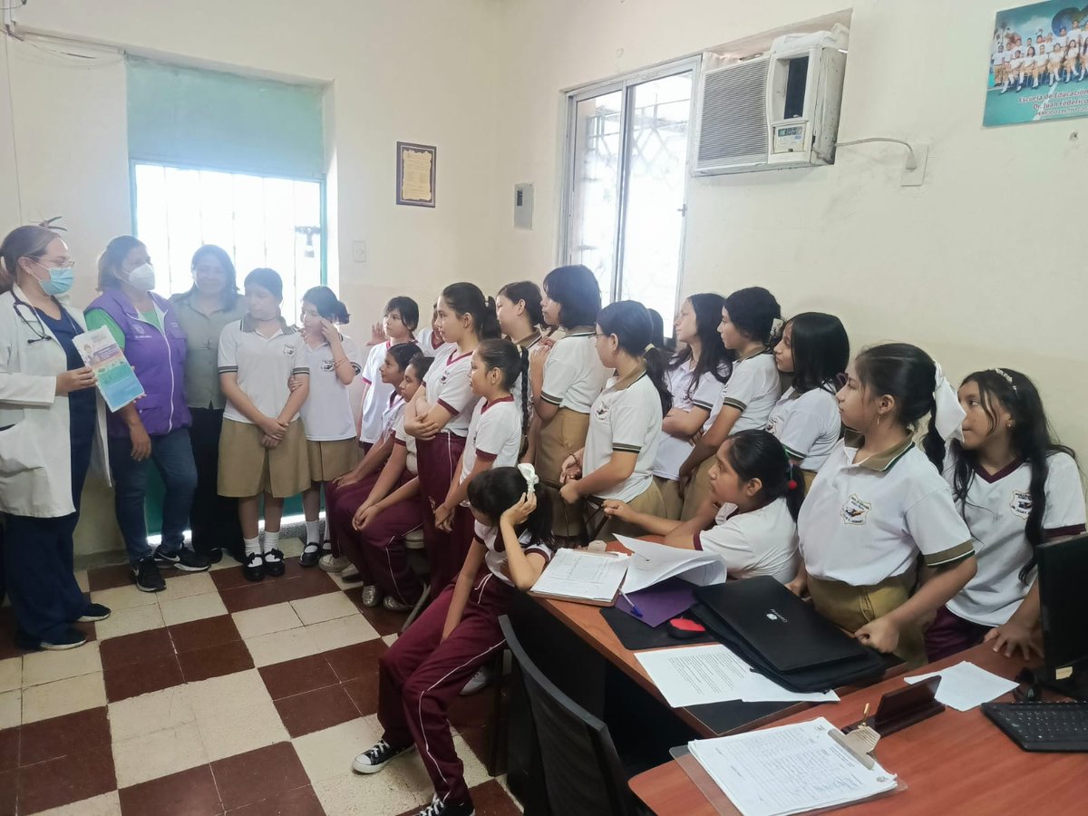 Salud_Guayas's tweet photo. Personal de @Salud_Ec socializa con usuarios y estudiantes de la Unidad Educativa #FedericoHeinert sobre medidas de prevención contra el dengue, entre ellas que no se automediquen y acudir al centro de salud más cercano para que un especialista lo pueda atender. https://t.co/2YCad4kcWz