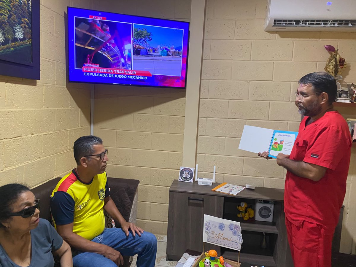 Salud_Guayas's tweet photo. Personal de @Salud_Ec socializa con usuarios y estudiantes de la Unidad Educativa #FedericoHeinert sobre medidas de prevención contra el dengue, entre ellas que no se automediquen y acudir al centro de salud más cercano para que un especialista lo pueda atender. https://t.co/2YCad4kcWz