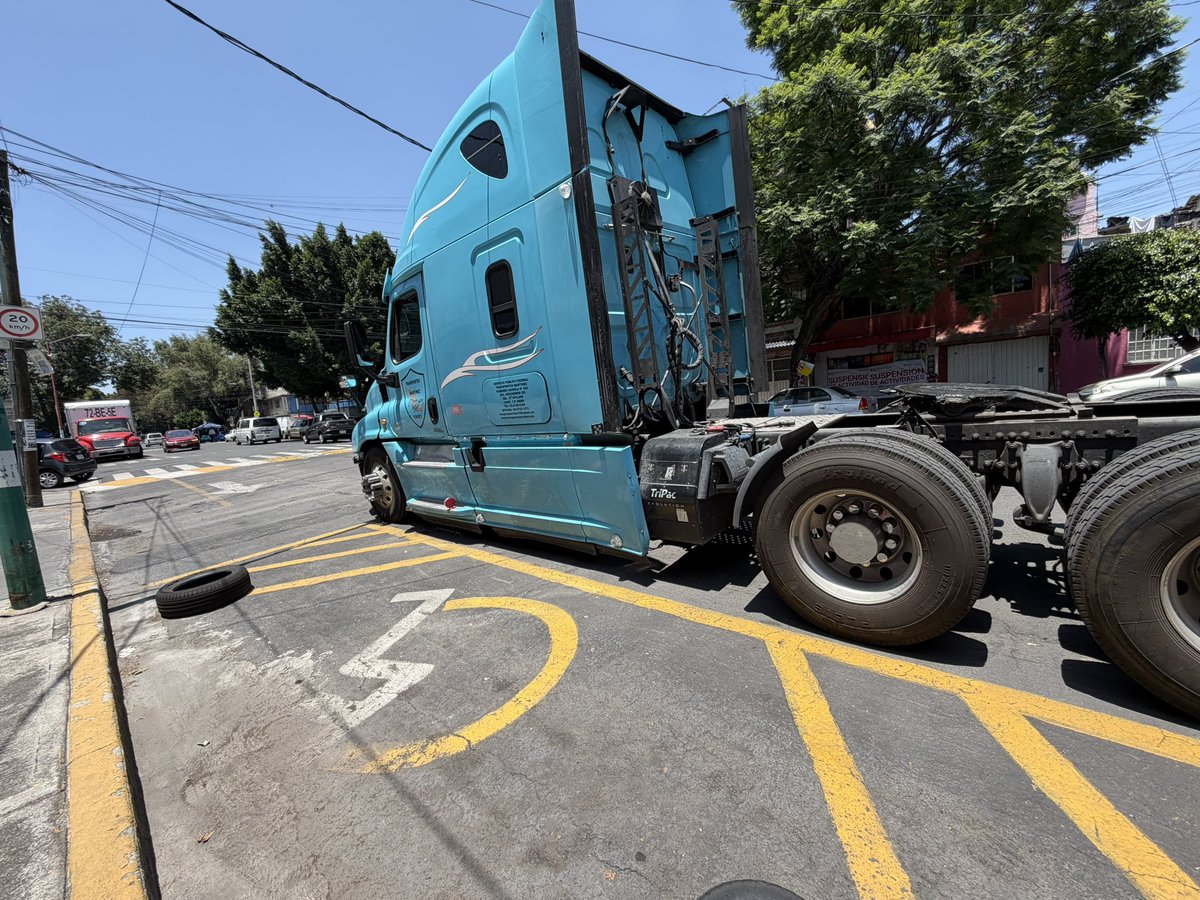 lun_eta's tweet photo. @Alc_Iztapalapa @Alc_Iztapalapa @ALEIDAALAVEZ @OVIALCDMX y la gente que chingue a su madre esa no importa si la vecina tiene que llevar a su familiar de nuevo al hospital no pasa nada las emergencias para estos sorates no existen, son sus 200 pesos al día tienen comprados a los policías de zona https://t.co/tgXyJenv00
