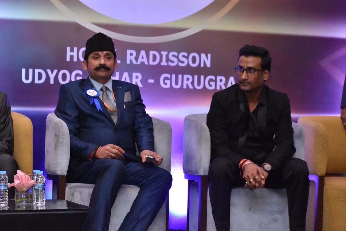 SuchhiKumar's tweet photo. If you have to put someone on a pedestal, put teachers. They are society's heroes." #suchhikumar #suchhikumarrisingstar #suchhikumartvhost #suchhikumaractor . #Defimedia #DefimediaInfo #RadioPlus #MauritiusIsland #Mauritius #mauritiusisland #IleMaurice #PortLouis #Mauritius https://t.co/cUYG7fd8FS