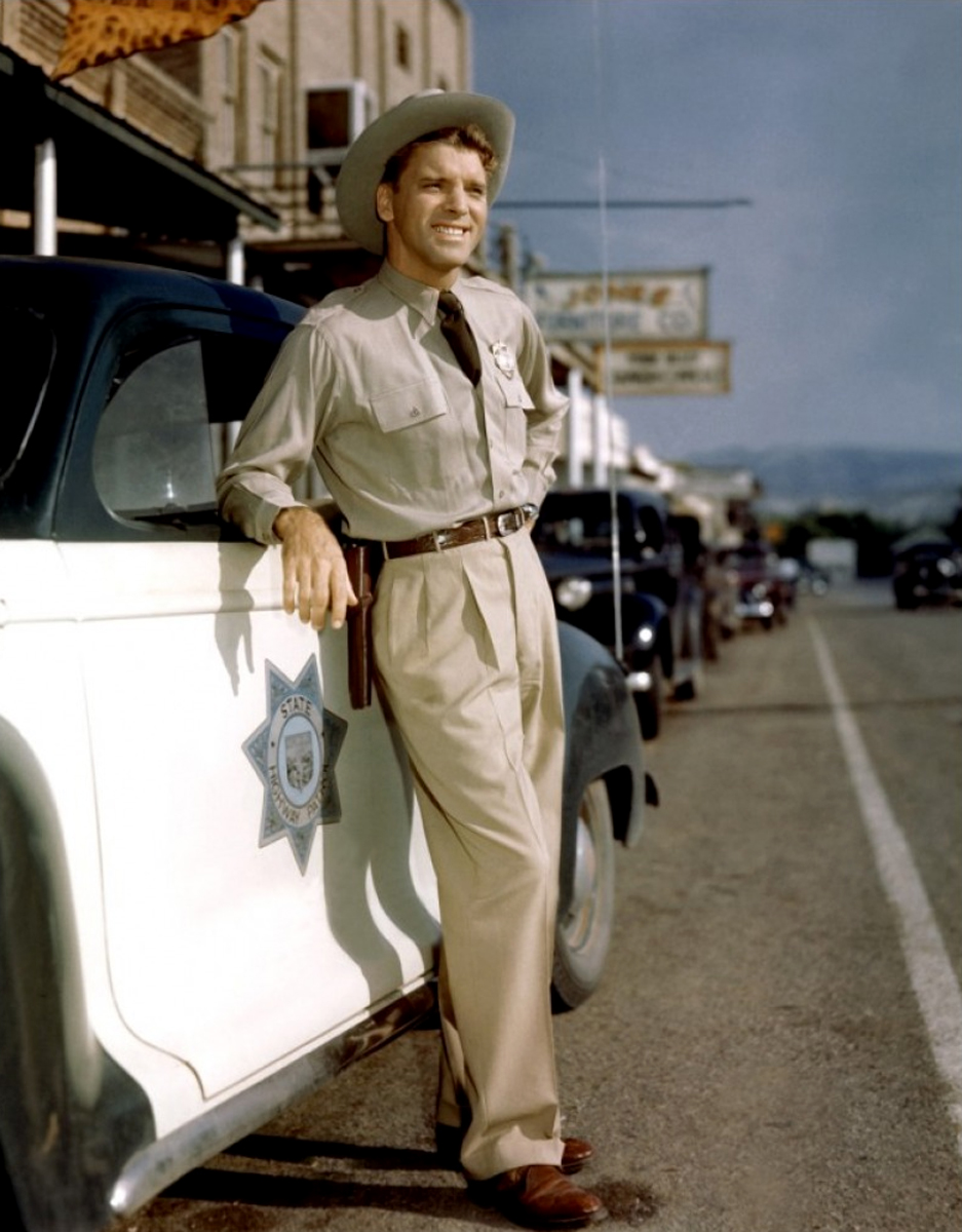 cosechadel66's tweet photo. Que bien le sentaban los uniformes a Burt Lancaster... Aquí en "La hija del pecado", 1947 #TalDíaComoHoy #ElActor https://t.co/Gupkyli1ZQ