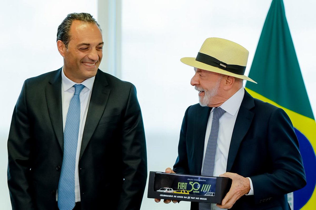 LulaOficial's tweet photo. Hoje recebi o CEO da Stellantis, Antonio Filosa. O Brasil retomou o crescimento do setor, deve voltar à marca de 3 milhões de veículos emplacados neste ano e segue atraindo investimentos, fortalecendo a indústria e gerando empregos.

Durante a reunião, a Stellantis anunciou um ciclo de R$ 30 bilhões em investimentos no Brasil entre 2025 e 2030, com novos produtos, tecnologias e ampliação da produção.

A empresa também prevê a contratação de 2 mil novos trabalhadores ainda este ano em suas fábricas, com impacto estimado de 20 mil empregos em toda a cadeia de fornecedores.

É mais confiança no Brasil, mais investimento, mais inovação e mais oportunidades para o povo brasileiro.

📸 @ricardostuckert