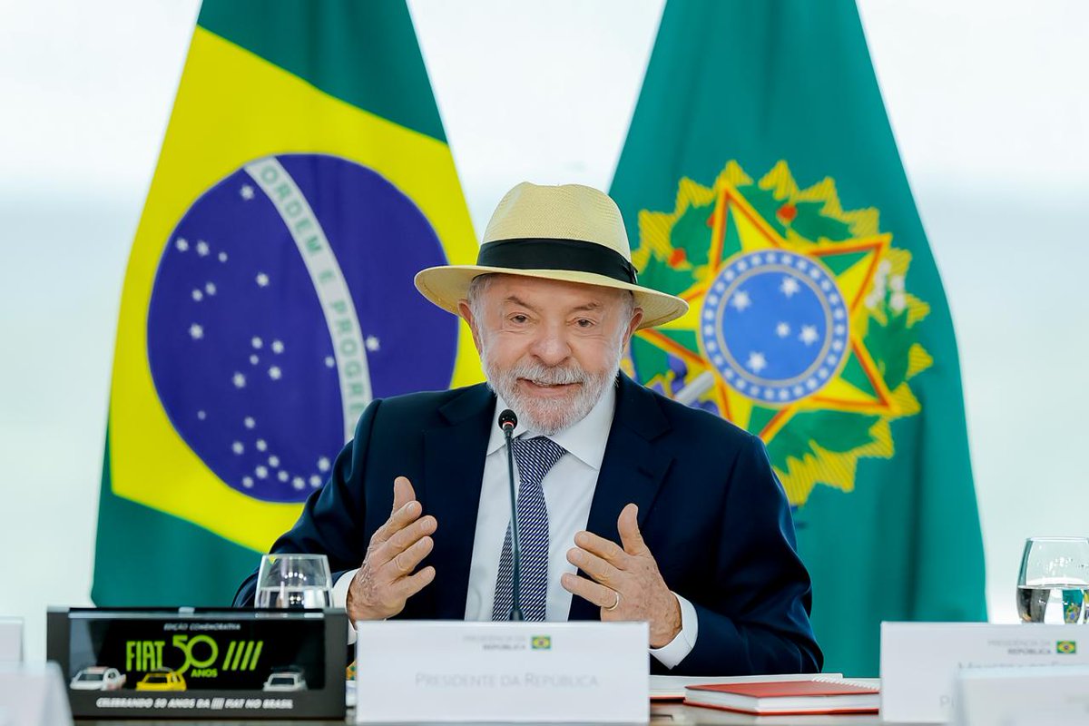 LulaOficial's tweet photo. Hoje recebi o CEO da Stellantis, Antonio Filosa. O Brasil retomou o crescimento do setor, deve voltar à marca de 3 milhões de veículos emplacados neste ano e segue atraindo investimentos, fortalecendo a indústria e gerando empregos.

Durante a reunião, a Stellantis anunciou um ciclo de R$ 30 bilhões em investimentos no Brasil entre 2025 e 2030, com novos produtos, tecnologias e ampliação da produção.

A empresa também prevê a contratação de 2 mil novos trabalhadores ainda este ano em suas fábricas, com impacto estimado de 20 mil empregos em toda a cadeia de fornecedores.

É mais confiança no Brasil, mais investimento, mais inovação e mais oportunidades para o povo brasileiro.

📸 @ricardostuckert