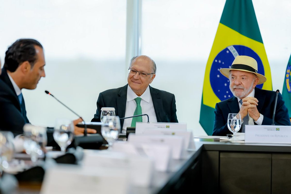LulaOficial's tweet photo. Hoje recebi o CEO da Stellantis, Antonio Filosa. O Brasil retomou o crescimento do setor, deve voltar à marca de 3 milhões de veículos emplacados neste ano e segue atraindo investimentos, fortalecendo a indústria e gerando empregos.

Durante a reunião, a Stellantis anunciou um ciclo de R$ 30 bilhões em investimentos no Brasil entre 2025 e 2030, com novos produtos, tecnologias e ampliação da produção.

A empresa também prevê a contratação de 2 mil novos trabalhadores ainda este ano em suas fábricas, com impacto estimado de 20 mil empregos em toda a cadeia de fornecedores.

É mais confiança no Brasil, mais investimento, mais inovação e mais oportunidades para o povo brasileiro.

📸 @ricardostuckert