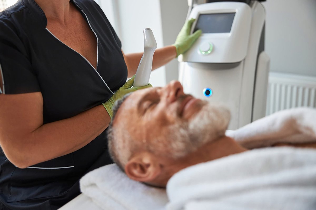 FlaviusKlinikle's tweet photo. RF/US/IR tabanlı gençleştirme için endikasyonlar arasında yüz, boyun veya vücuttaki cilt gevşekliği yer alır. Tedaviye yanıt değişkendir; iyileşme genellikle ancak birden fazla tedaviden sonra görülür ve sonuçları korumak için tekrarlayan tedaviler gerekebilir. #sıkılaşma #lazer https://t.co/8Sy6T8aLFC