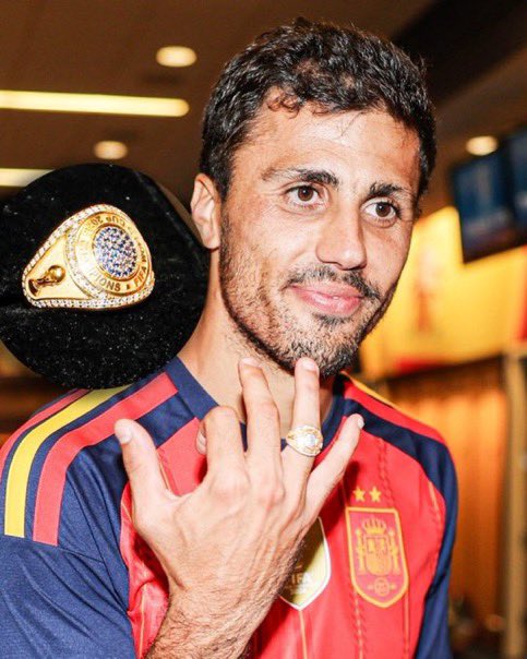 lejournaldureal's tweet photo. 🚨 Le transfert de Rodri est devenu une vraie option pour le Real Madrid qui a vu la demande de ses supporters sur les réseaux sociaux. 

Florentino Perez, réticent au début à cause des blessures du joueur, n’est pas impliqué dans le dossier et laisse José Angel Sanchez et Juni Calafat s’en occuper. 

@Rodra10_97