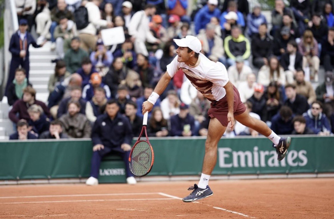 jmvg160401's tweet photo. ¡MAÑANA HABRÁ DOBLE PARTICIPACIÓN PERUANA EN EL CIRCUITO ATP!

1️⃣ Ignacio Buse (35 ATP) mañana aproximadamente a las 08:00 🇵🇪 irá en busca de avanzar a las semifinales del ATP 250 de Kitzbühel al enfrentar a Tomás Etcheverry (31 ATP)

2️⃣ Gonzalo Bueno (180 ATP) mañana no antes de las 08:00 🇵🇪 enfrentará a Jaime Faria (88 ATP) por los octavos de final del ATP 250 de Estoril.

👀 Ambos partidos serán transmitidos por Disney+.

📸 ATP Hamburgo y Pierre Froger