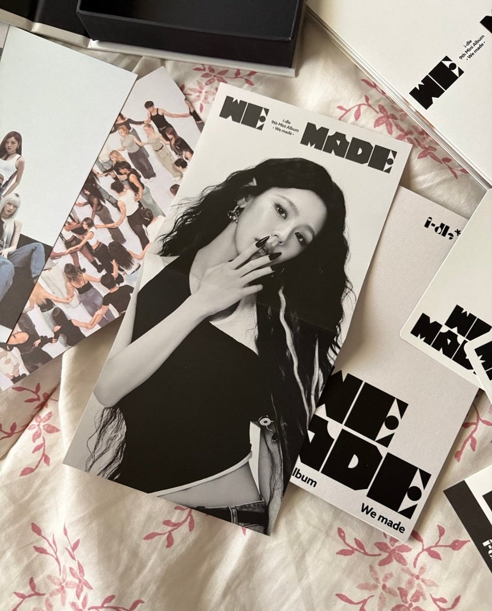 born_blackpink's tweet photo. @minniefr1dge I found Miyeon's B&amp;N poster! https://t.co/RIOfWlNACN