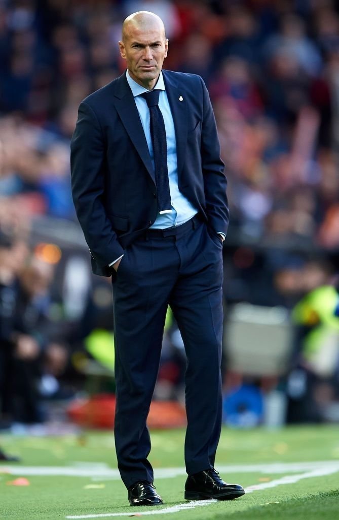 FootballVerse0's tweet photo. 🚨🇫🇷 𝗝𝗨𝗦𝗧 𝗜𝗡: Zidane will be officially unveiled as France's new head coach this Tuesday, according to @lequipe. 

Deschamps' 14-year era is done, and the deal reportedly runs until June 2030 — meaning Zizou is set to lead France through the next Nations League, Euro 2028, and the 2030 World Cup. One legend hands the keys to another. 👑🔜