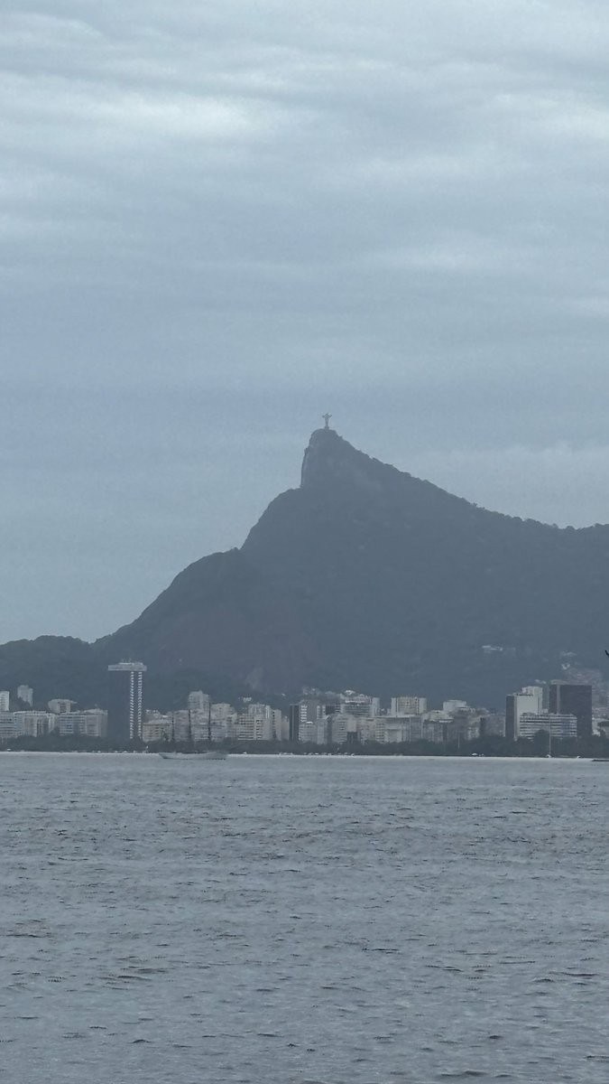 gyubriksoar's tweet photo. UERJ nunca servirá o nível d cunt da minha amada UFF, sinto muito mas campus d frente pro mar com ESTA vista eh para poucos https://t.co/zK4Z6ooutZ
