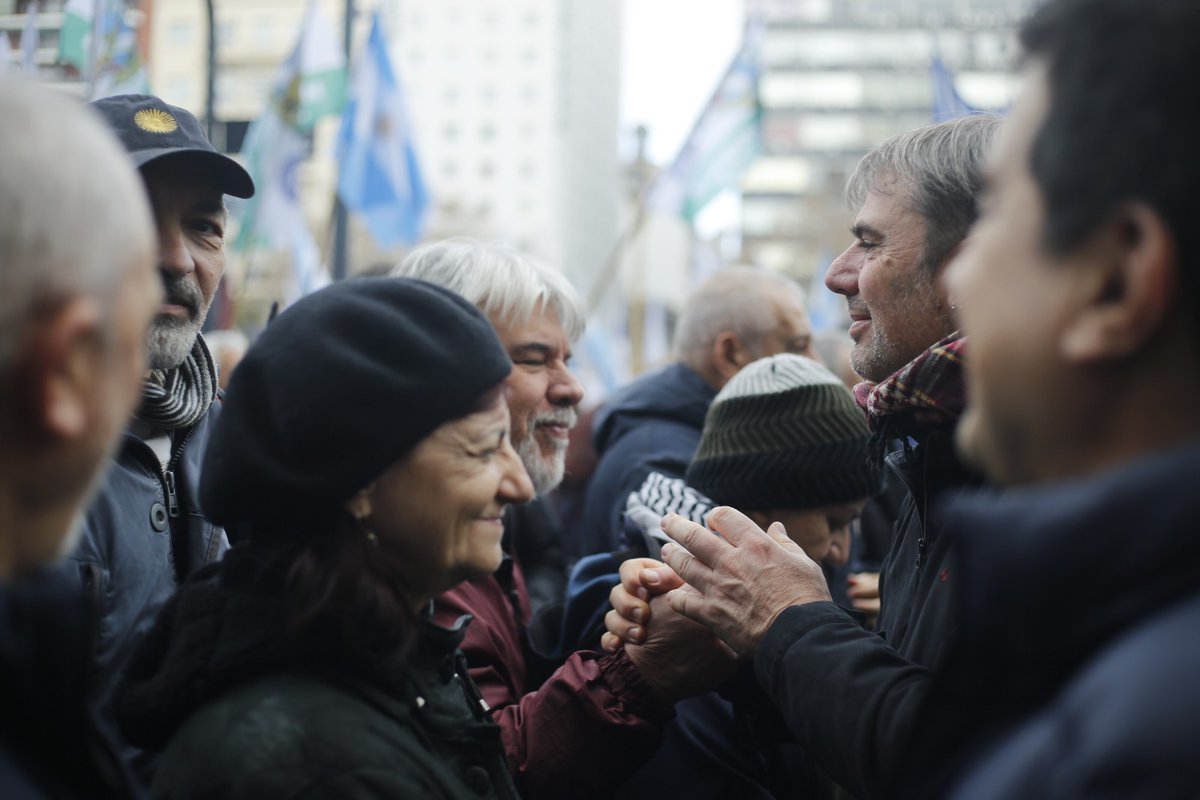 DanielCatalano_'s tweet photo. Los jubilados nos vienen marcando el camino hace ya mucho tiempo.

Miércoles tras miércoles enfrentan el ajuste, la represión y el abandono de un gobierno que les roba los medicamentos, el salario y hasta el derecho a envejecer con dignidad.

Hoy fuimos miles en la calle. La unidad del movimiento obrero acompañó una lucha que nunca dejaron de dar.

La seguridad social no se negocia.
Con nuestros jubilados, siempre.