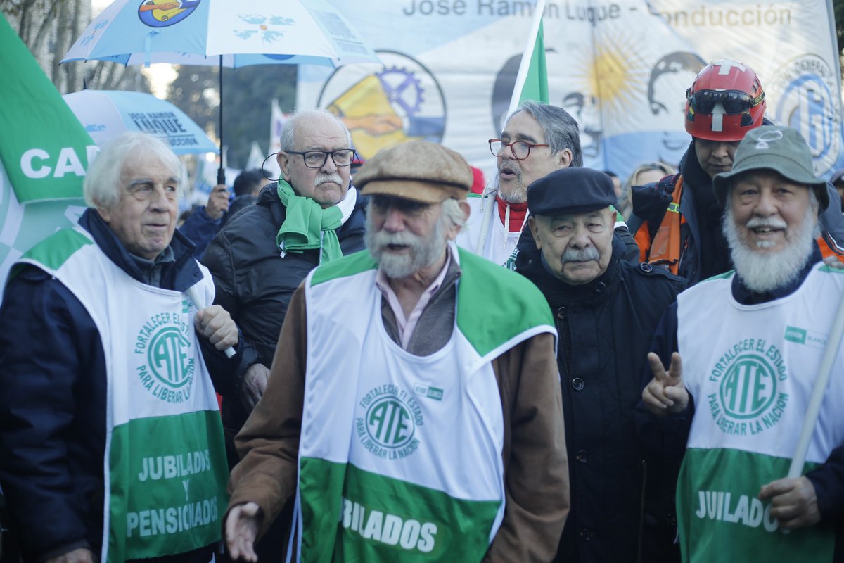 DanielCatalano_'s tweet photo. Los jubilados nos vienen marcando el camino hace ya mucho tiempo.

Miércoles tras miércoles enfrentan el ajuste, la represión y el abandono de un gobierno que les roba los medicamentos, el salario y hasta el derecho a envejecer con dignidad.

Hoy fuimos miles en la calle. La unidad del movimiento obrero acompañó una lucha que nunca dejaron de dar.

La seguridad social no se negocia.
Con nuestros jubilados, siempre.