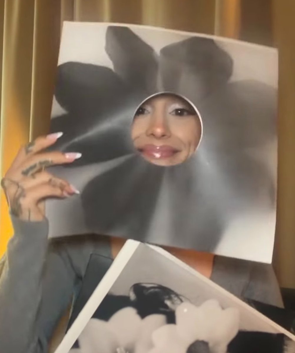 kbfnswt's tweet photo. her recreating the petal head pic 😭 https://t.co/wOzwHgCd0b
