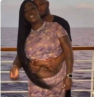 16bit_Champ's tweet photo. @amyknowsball You know her man be getting freaky with that belly button 🤢 https://t.co/Md5TMiwMAw