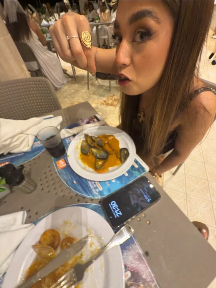mariiakzx's tweet photo. quando eu to me sentindo triste/sozinha mas eu olho pro lado e essa é a minha visao :: https://t.co/N7E5FnwvI9