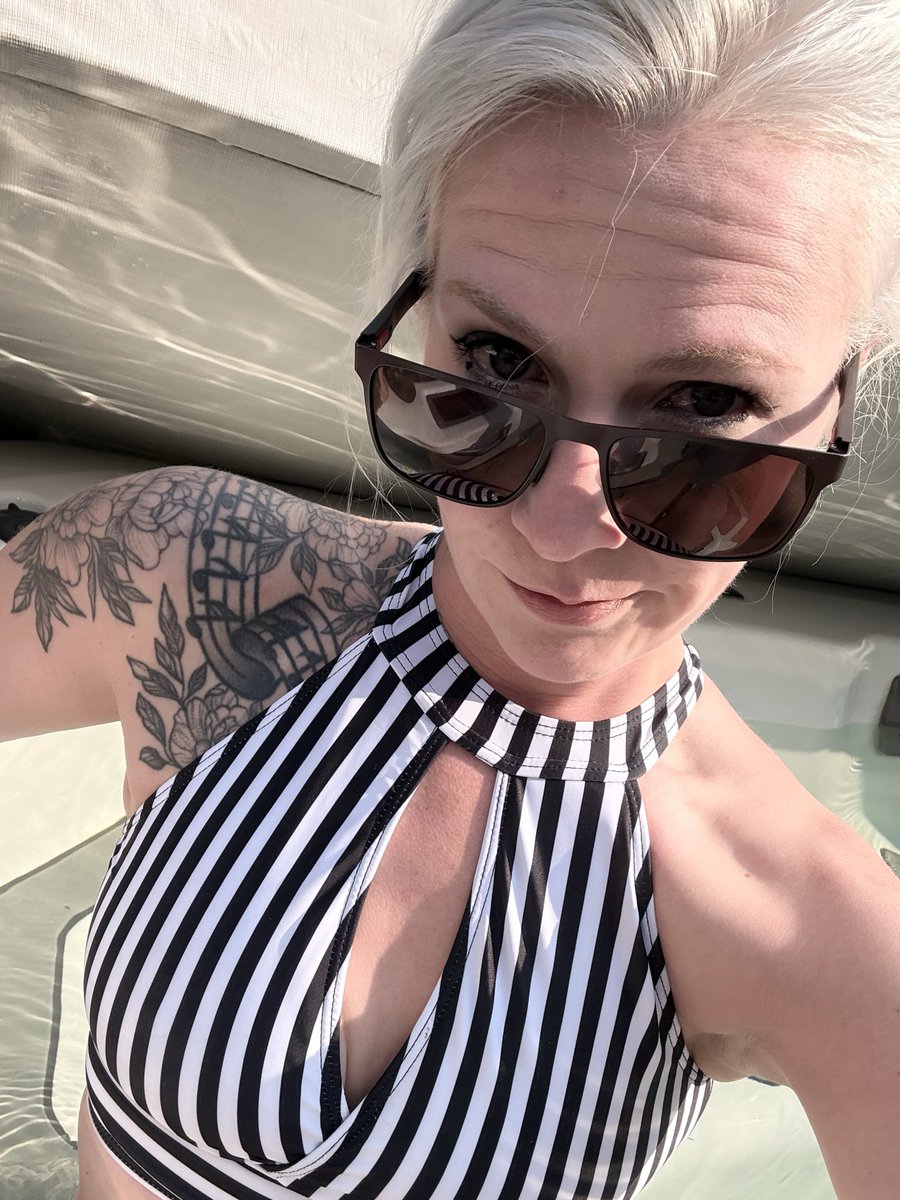 bluefishorange's tweet photo. Killing this swim top n new hair look ❤️🍭💋🦄 make sure to check out my OF account @bluefishorange https://t.co/xjOc5z90jz