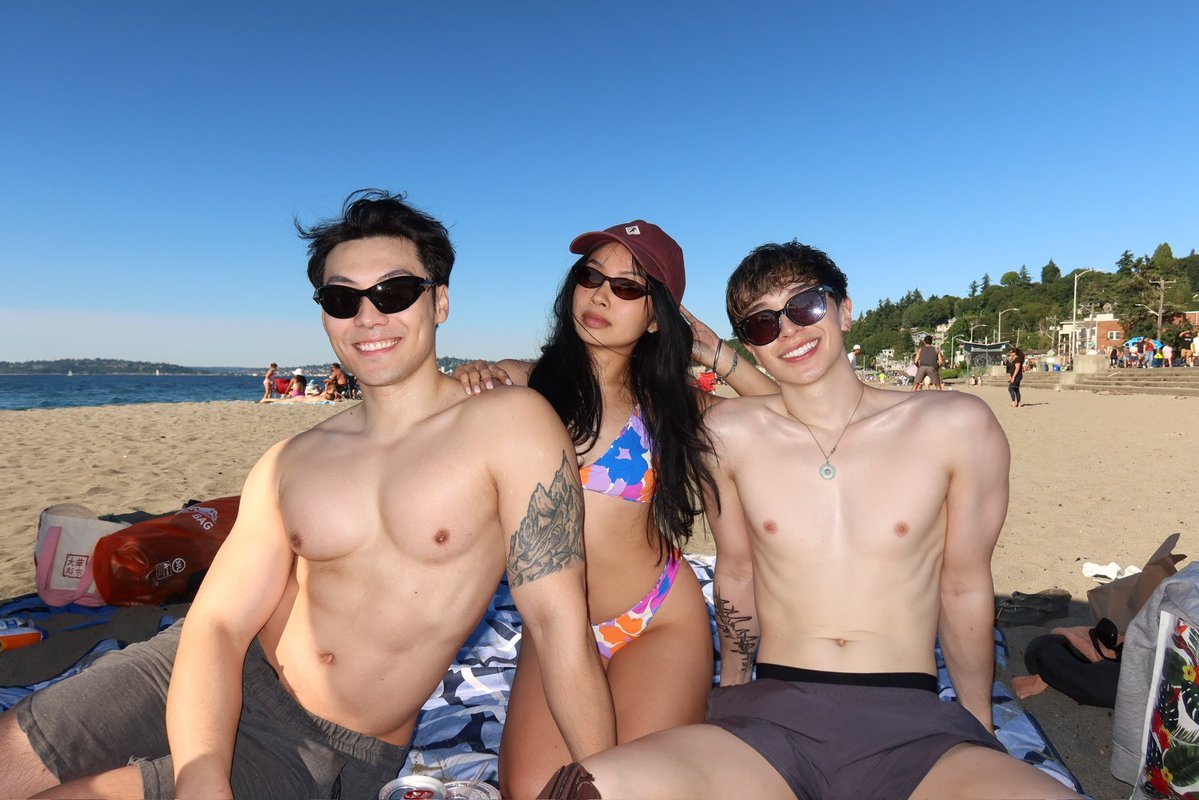 pochacco_boy's tweet photo. beach day 🏖️ https://t.co/lHB4DZyV4U
