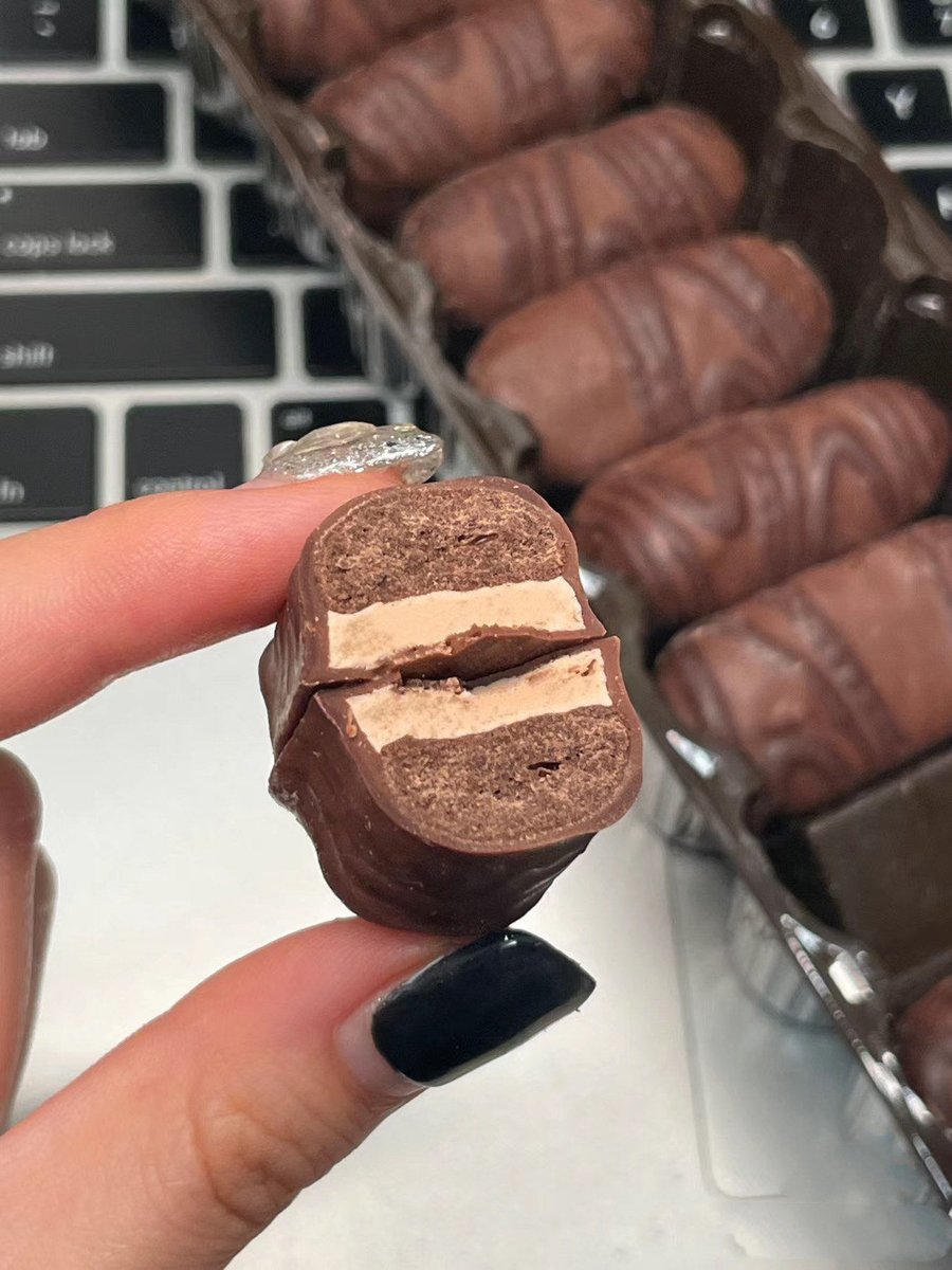 AraHauling's tweet photo. A delicious plate of homemade chocolate chip cookies left on your neighbor’s doorstep with a little note: “Thought you might need a sweet pick-me-up today!  Small acts make big smiles.”， https://t.co/PIWLZnJYFJ