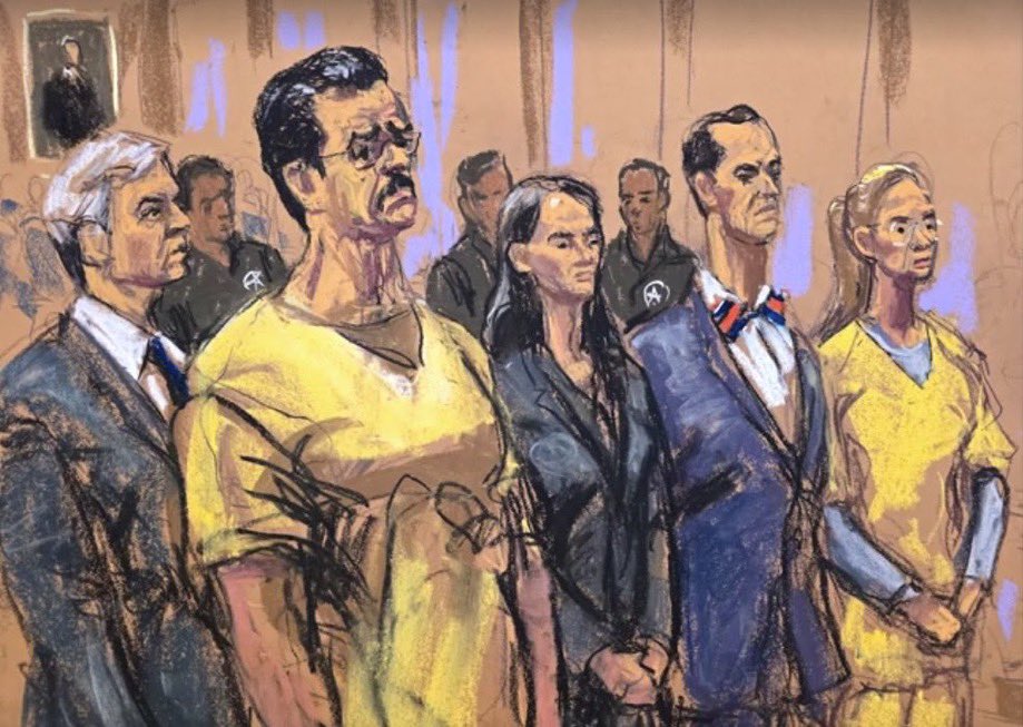 estendenciavzl's tweet photo. "Nicolás Maduro" y "Cilia Flores" son tendencia porque se publicó el primer boceto de su audiencia de hoy en Nueva York. 

Según relatos de testigos presenciales de @NTN24: 

“Maduro se veía muchísimo más delgado, bien peluqueado, afeitado, bien presentado en el sentido de la pulcritud” 

“Cilia estaba bien peinada con una coleta”

Relataron que Maduro se veía con “mucha naturalidad” a diferencia de su última audiencia donde se pudo ver algo inquieto. “En esta ocasión, yo lo considero más resignado y adaptándose a su nueva vida”.