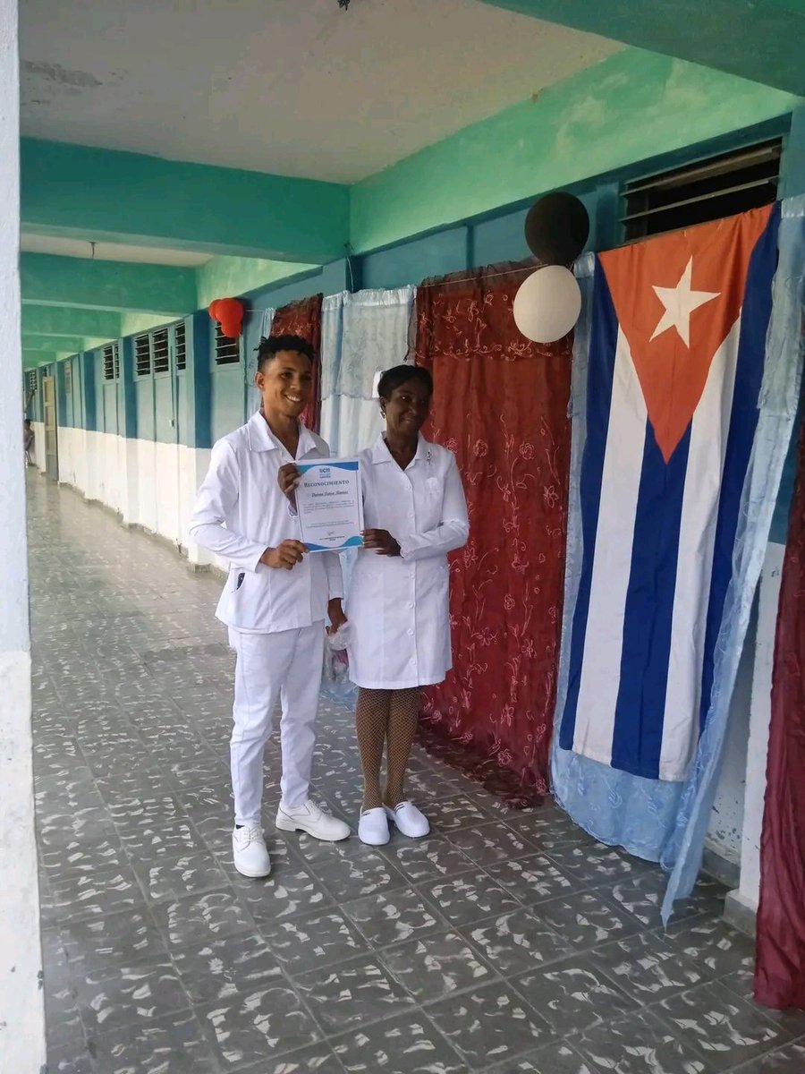 Mulatisima067's tweet photo. #Imías gradua nuevos técnicos en enfermeria formados en el municipio. Es esta la tercera que se realiza  y la primera de técnicos superiores de Enfermeria que cubrirán las necesidades de personal en la Salud. Felicitaciones https://t.co/PX1JpA9rca