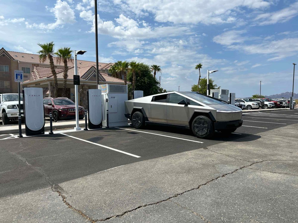 TeslaCharging's tweet photo. New Tesla Supercharger: Wellton, AZ (8 stalls) 
https://t.co/WOJq4lAs90 https://t.co/X9IO3FLWui