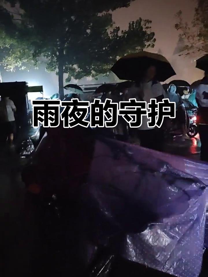 ChereeEberlz's tweet photo. 加班雨夜打不到车，公交站的外卖小哥悄悄给我递了半份热馄饨，说自己点多了，吃完雨小好多。 https://t.co/U02vEAyUl9