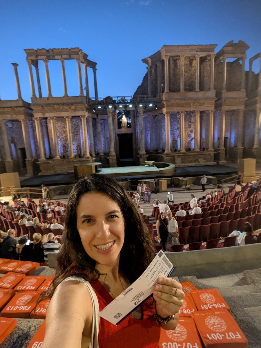 lacosmopolilla's tweet photo. Esta noche tengo una cita con el arte y la historia en un escenario de dos milenios: el Teatro Romano de Mérida. Voy a disfrutar de 'Bacanal' en el @FestivalMerida 🎭 ¡Planazo! 
#ExtremaduraExtraordinaria https://t.co/Jc7MOOZDqE