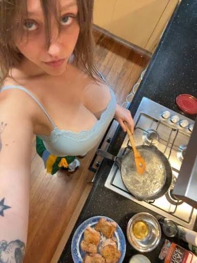 SabrinaNicm's tweet photo. Cook with me ❤️🥰😍 https://t.co/q1i79CAkP9