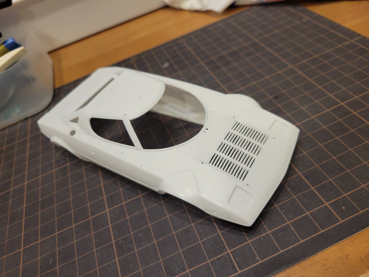 Pochiro1971's tweet photo. ハセガワ　1/24　ランチアストラトス1977サファリ　製作中です。
ボディの処理をやりましたが、穴がたくさんありますね。
サフを吹いてチェックしたいところですが、暑すぎてどうしましょうって感じです。

#ハセガワ　#ランチアストラトス　#サファリラリー　#カーモデル　#ラリーカー https://t.co/UTCUaxlAWJ