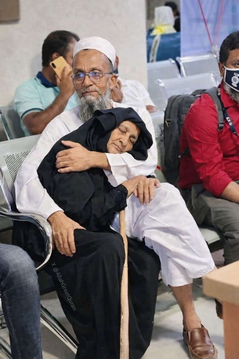 AllahGreatQuran's tweet photo. Uncle holds her with care, just as Islam teaches us to honor and cherish our spouses until the very end. 🥰 https://t.co/EKUyaFZw76